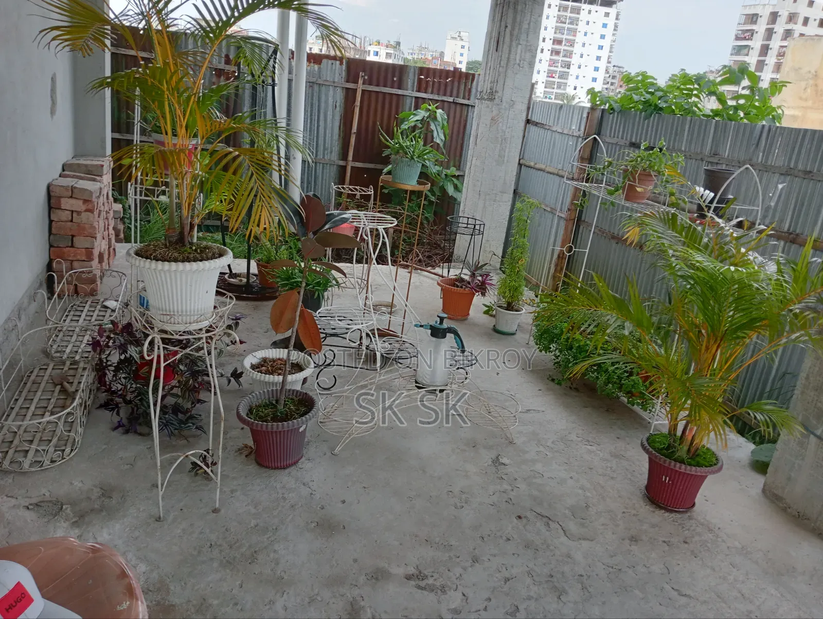 13 pcs plant stands for sale, along with many free plants, soil, and pots