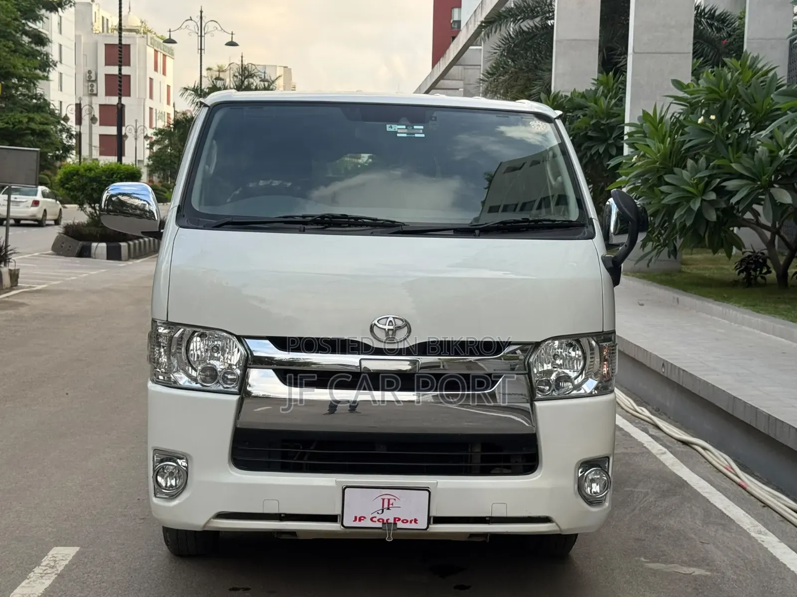 Toyota HiAce 2019 White