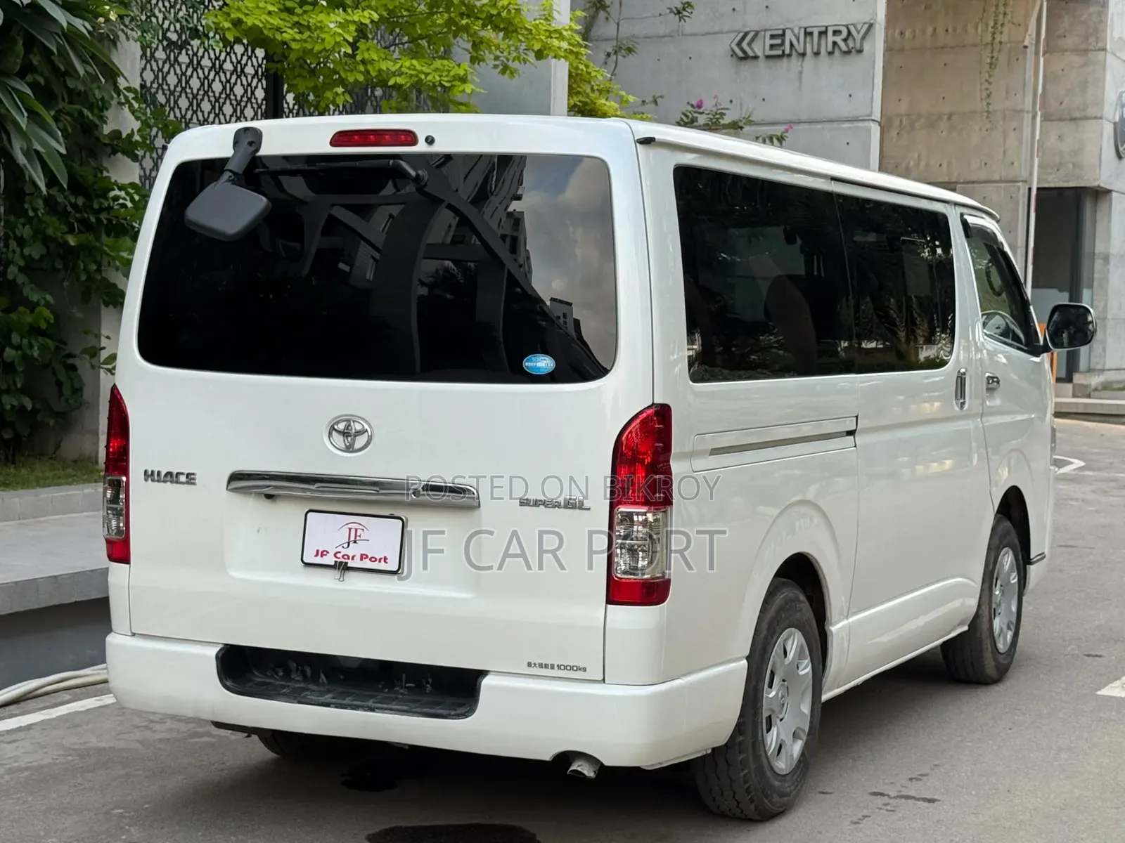 Toyota HiAce 2019 White