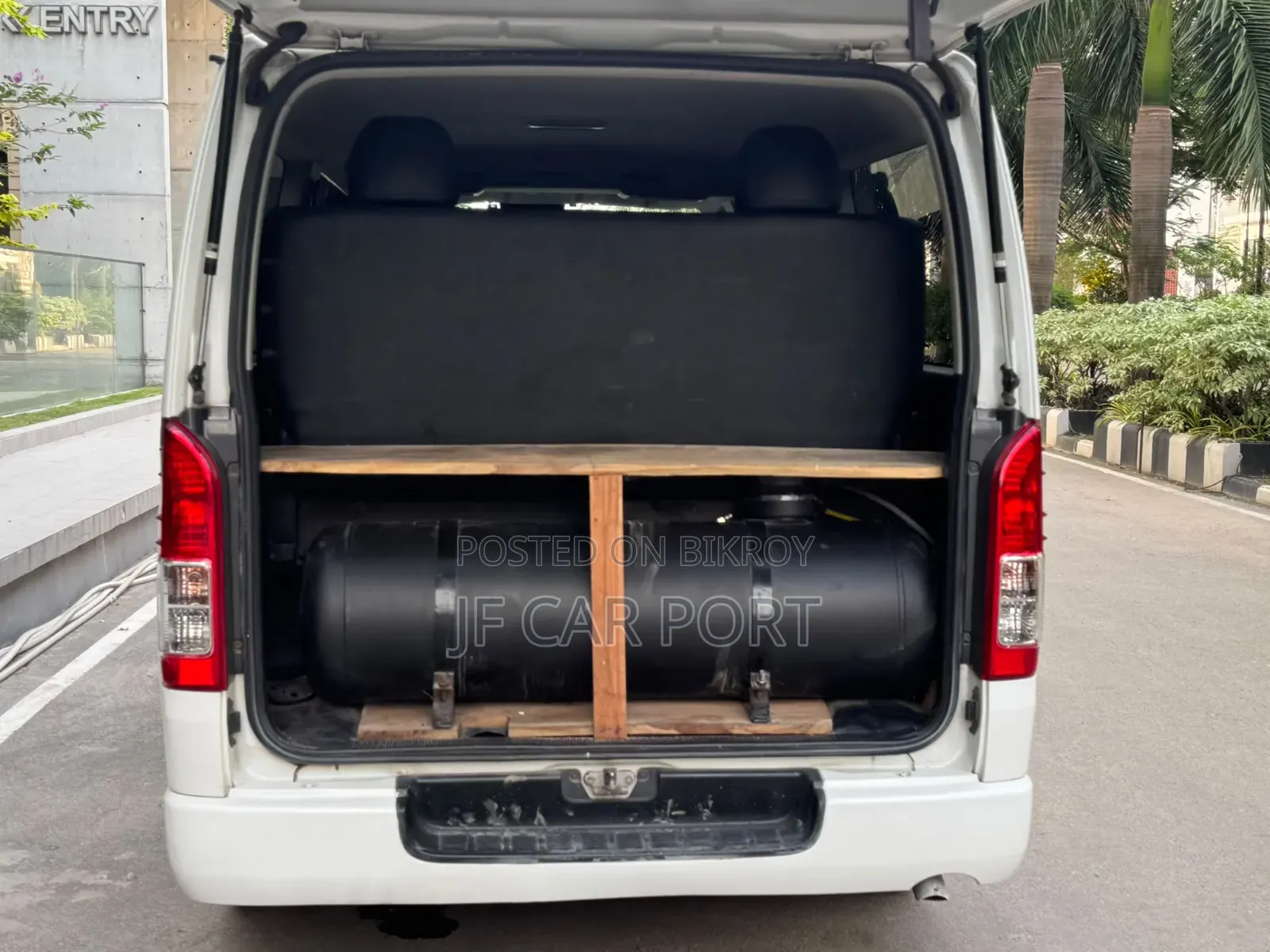 Toyota HiAce 2019 White