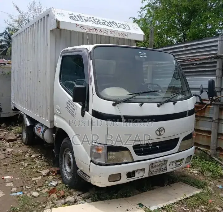 Toyota Dyna Cover Van 2002
