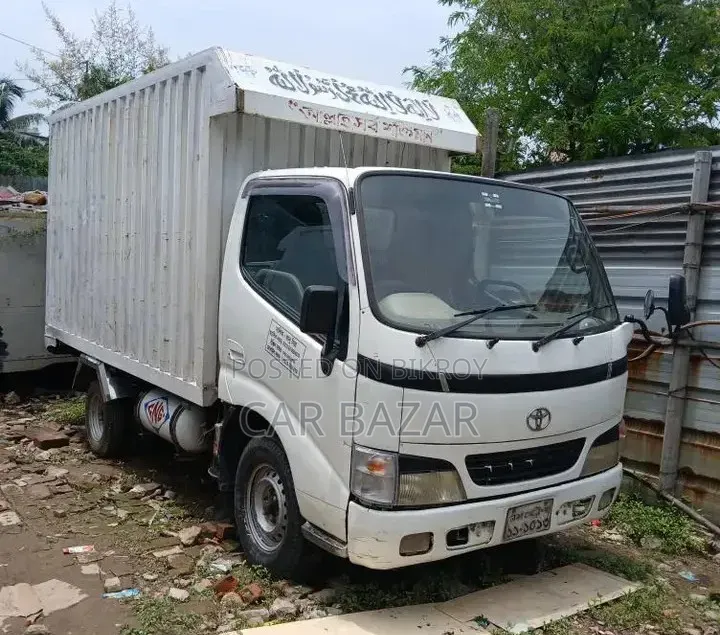 Toyota Dyna Cover Van 2002