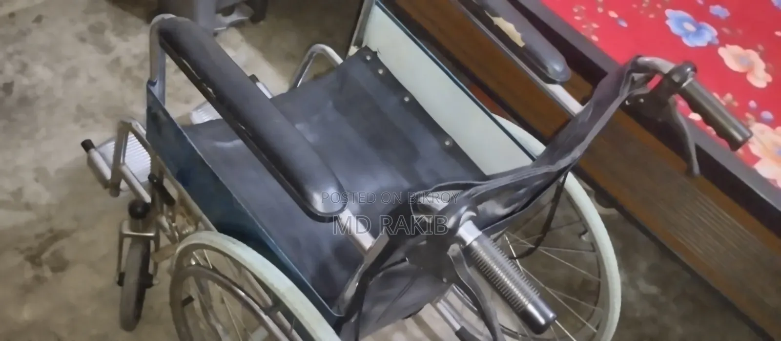 একটি মেডিকেল হুইল চেয়ার বিক্রি করা হবে