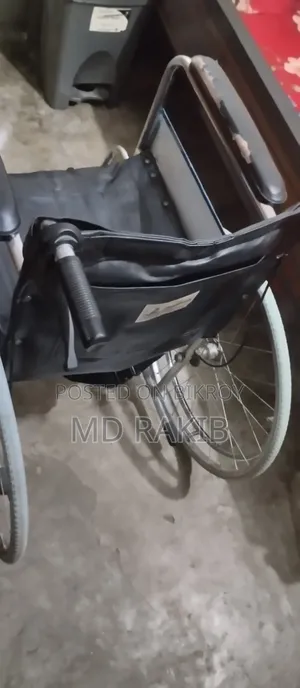 একটি মেডিকেল হুইল চেয়ার বিক্রি করা হবে