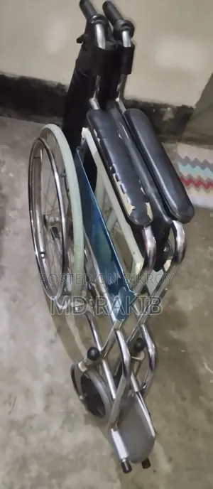 একটি মেডিকেল হুইল চেয়ার বিক্রি করা হবে