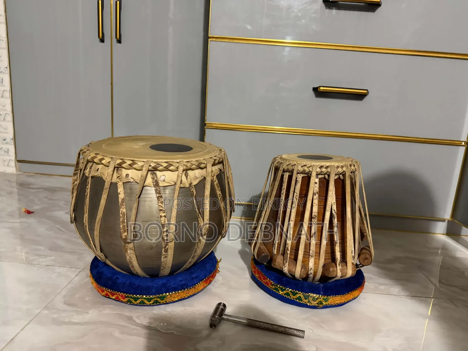 এই তবলাটি বিক্রি করা হবে।
