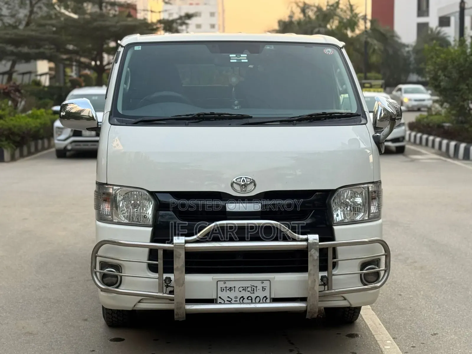 Toyota HiAce 2019 White