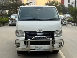 Toyota HiAce 2019 White