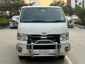 Toyota HiAce 2019 White