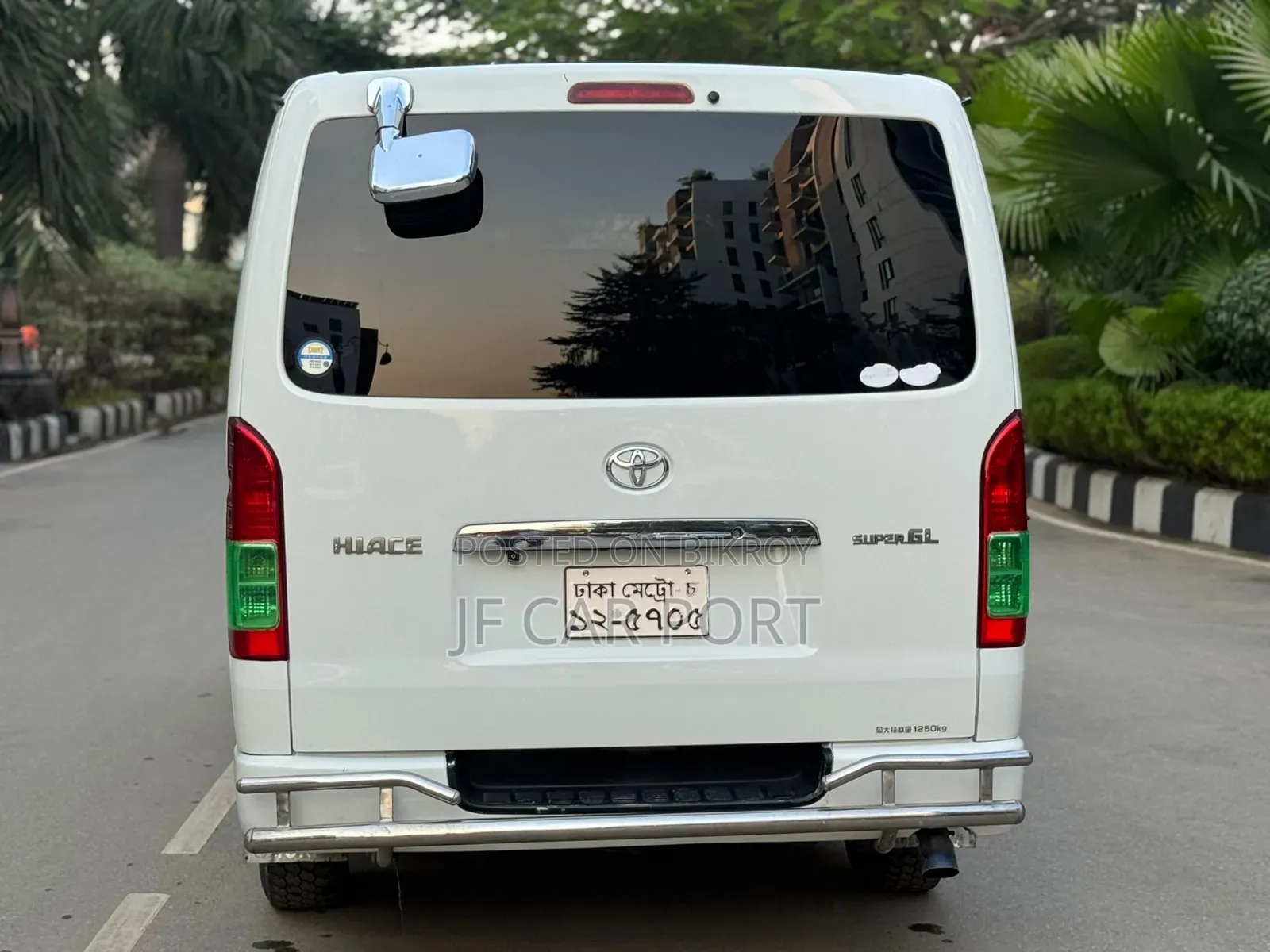 Toyota HiAce 2019 White