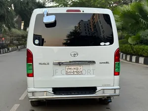 Toyota HiAce 2019 White