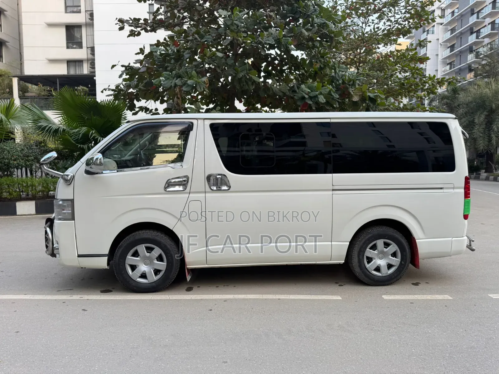 Toyota HiAce 2019 White