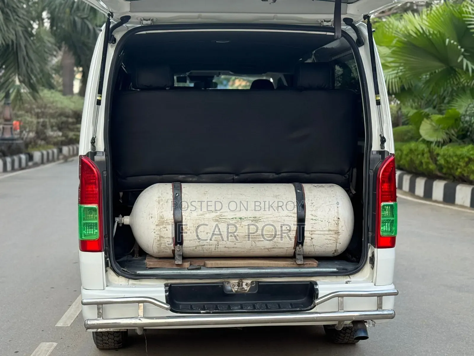 Toyota HiAce 2019 White