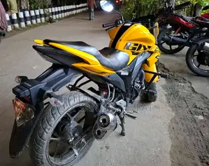 New Suzuki Gixxer 2025 Yellow