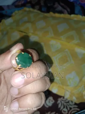 একটি পান্না পাথোরের আংটি বিক্রয় হবে খুব ভালো মানের কচু পাতা কালার