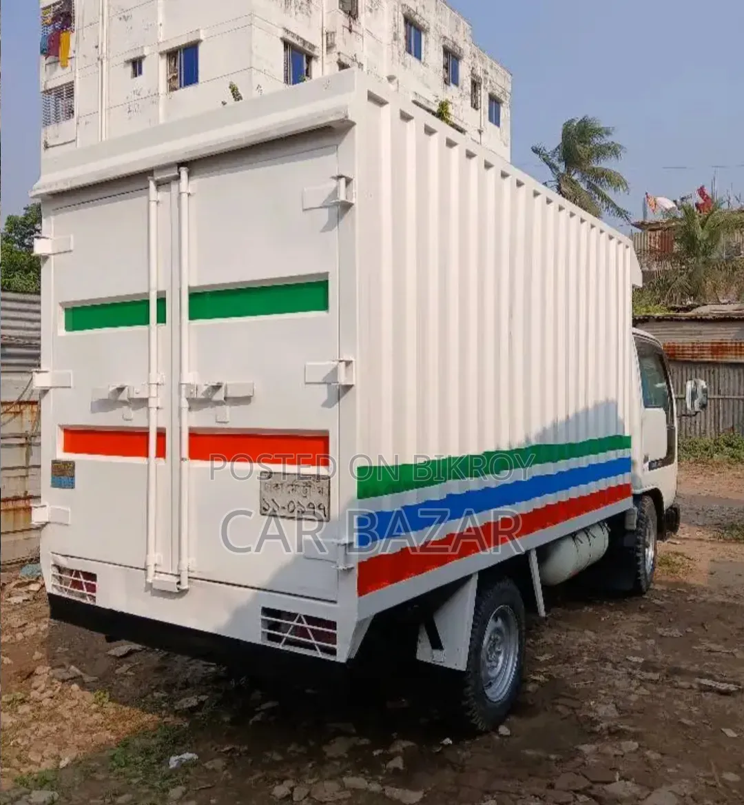 Nissan Cover Van 2002