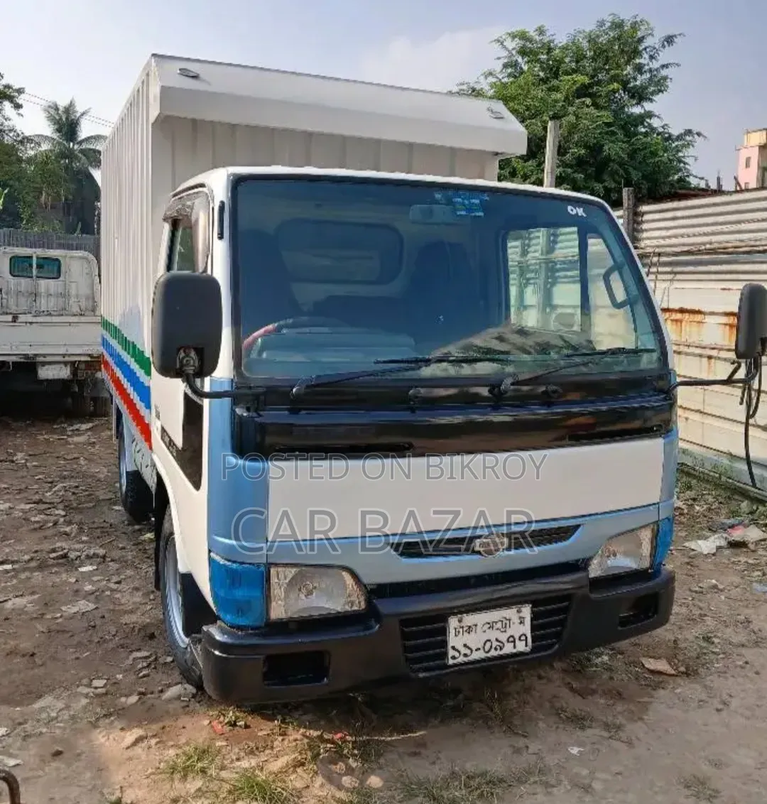Nissan Cover Van 2002