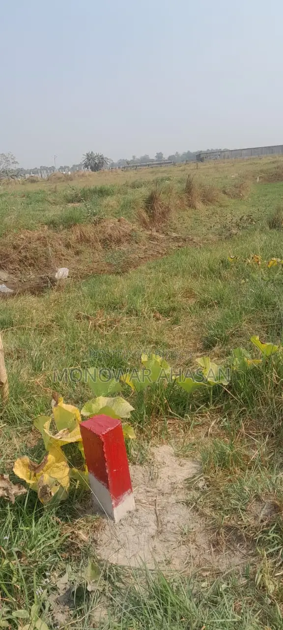 কাঞ্চন ব্রিজের প্রধান সড়কের পাশে ৫.৪৪ কাঠা বাড়ি করার পূর্ণ উপযোগী
