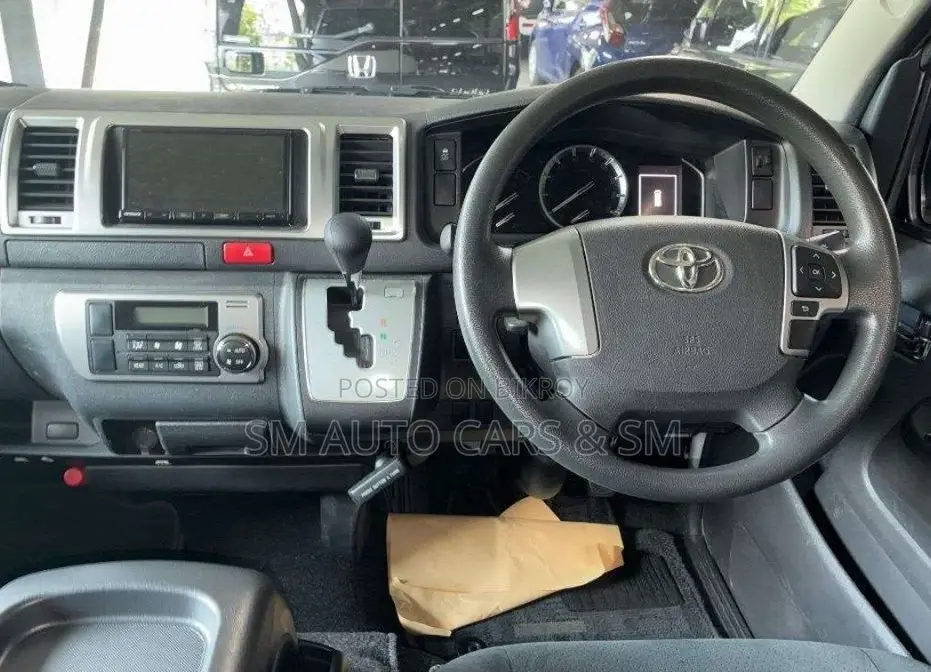 Toyota HiAce 2021 White
