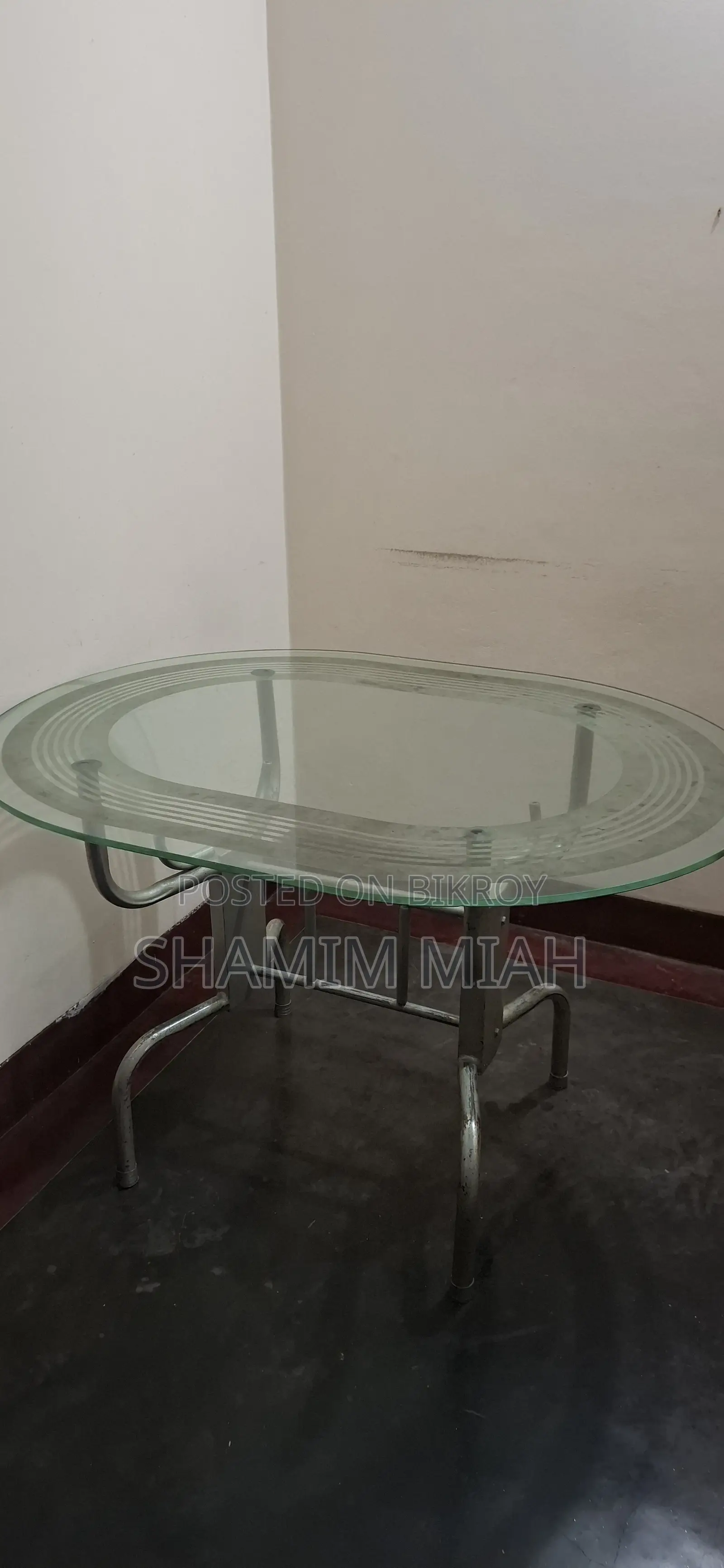 ডাইনিং টেবিল