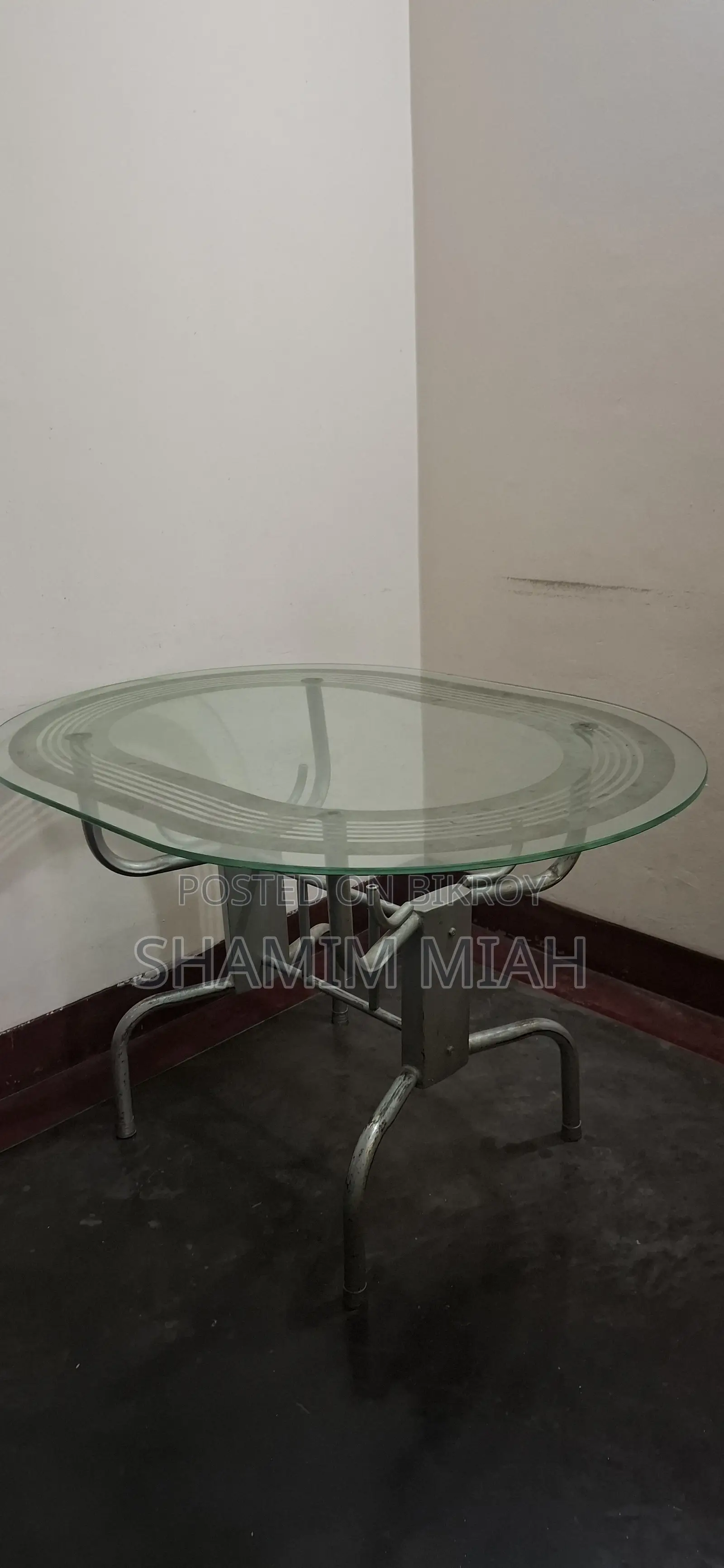 ডাইনিং টেবিল