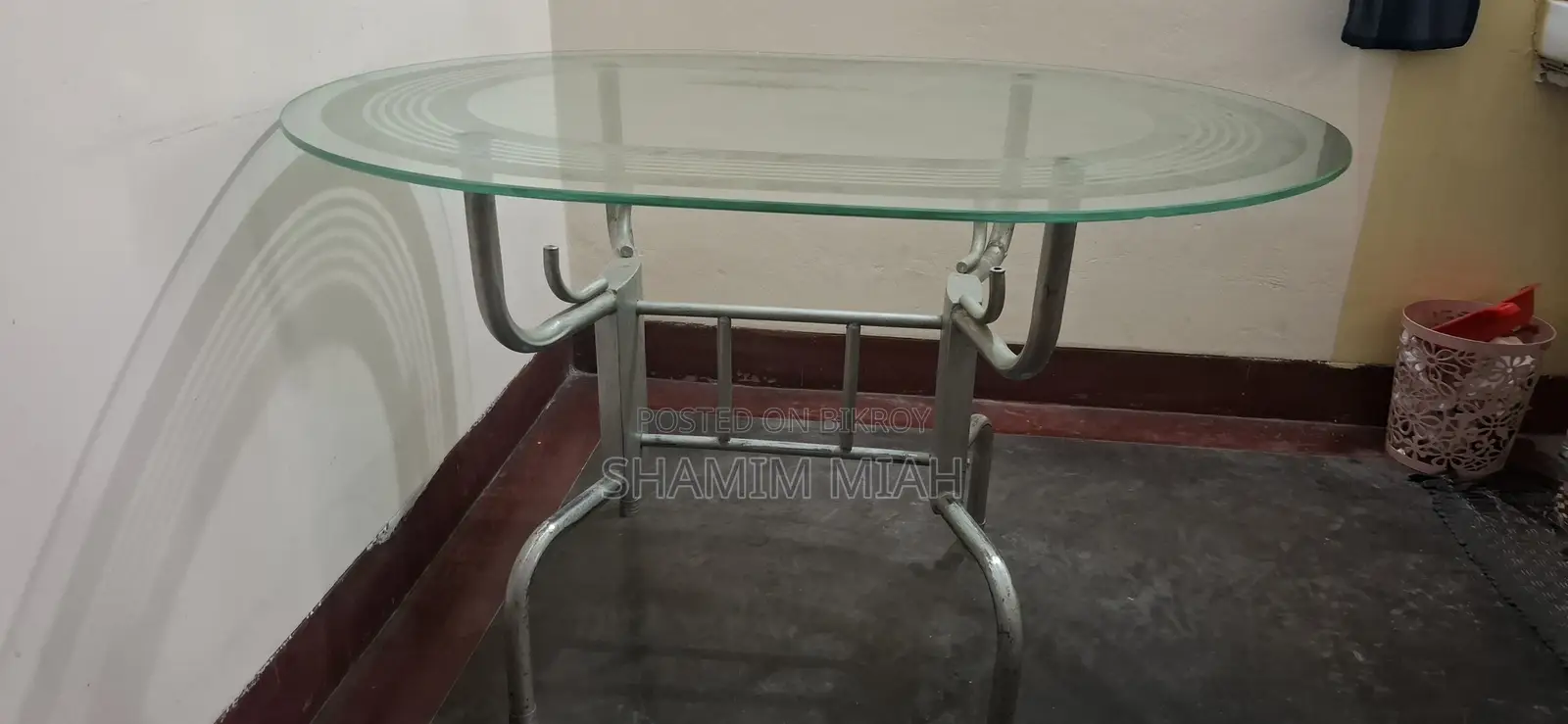 ডাইনিং টেবিল