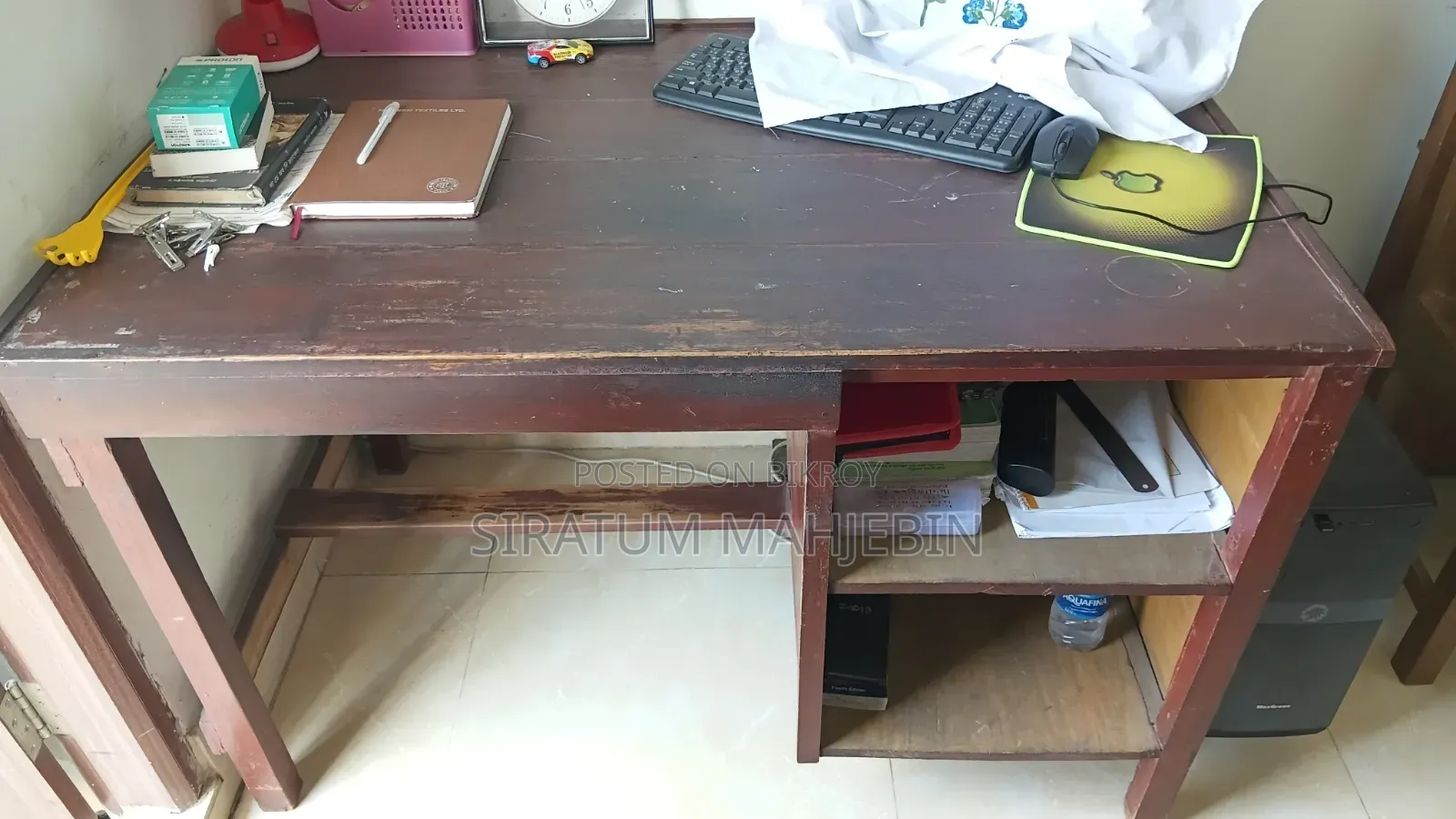 কাঠের ডেস্ক