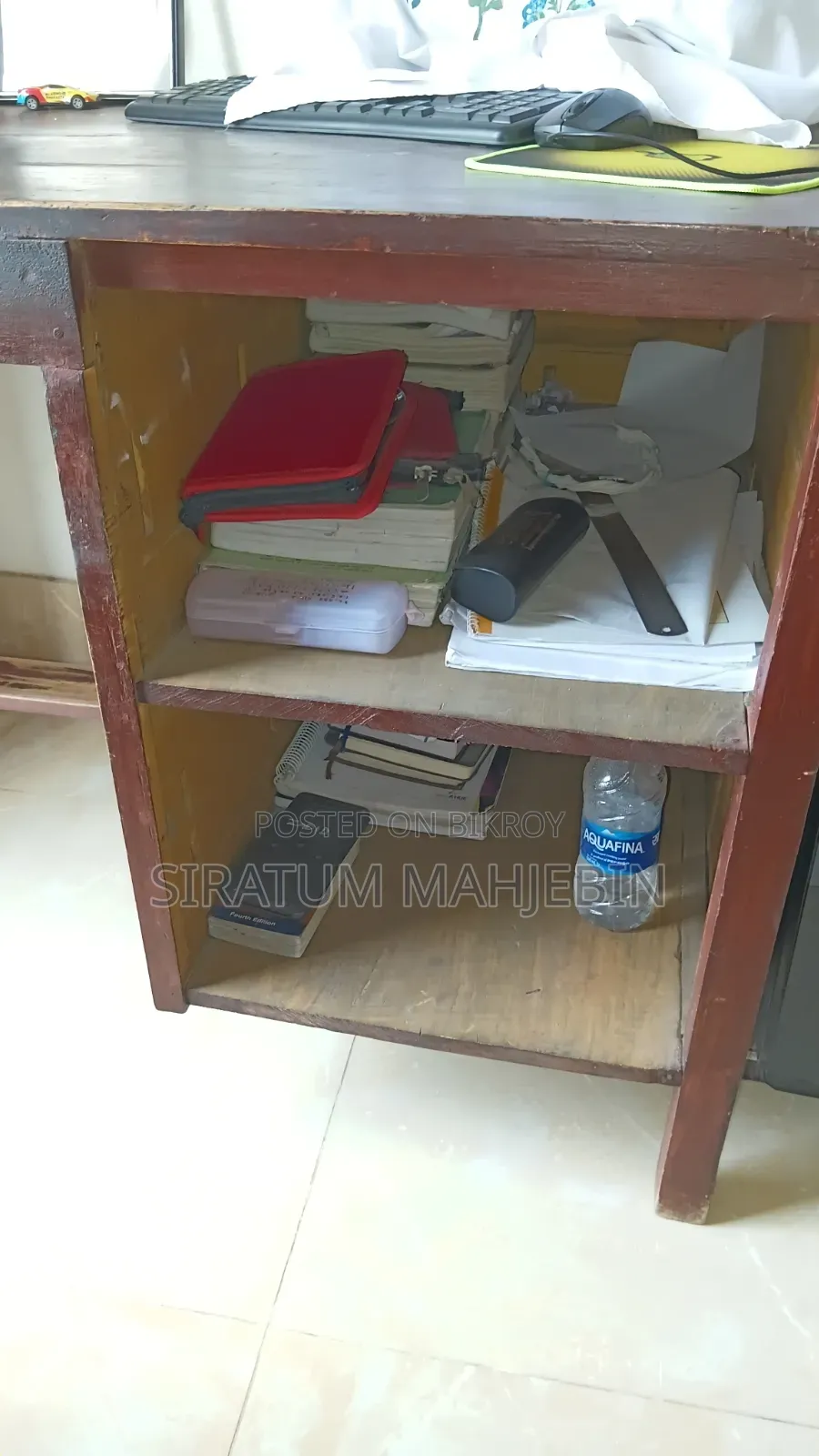 কাঠের ডেস্ক