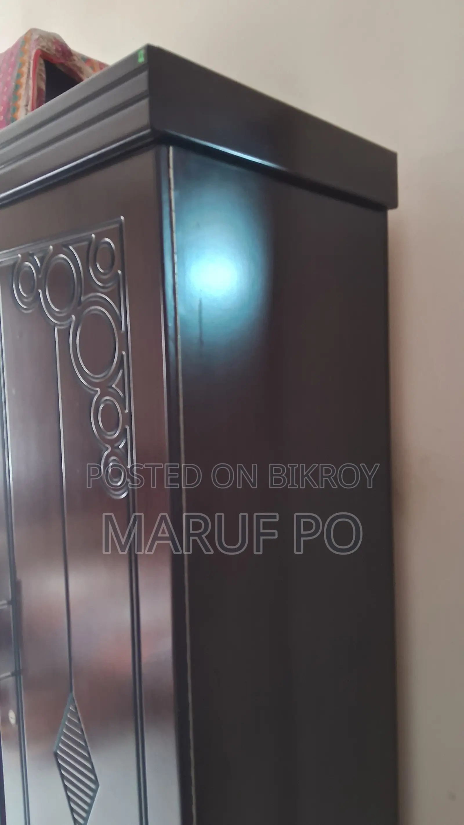 হাতিল এর ড্রেসিং টেবিল একটি তিন দরজা আলমারি।