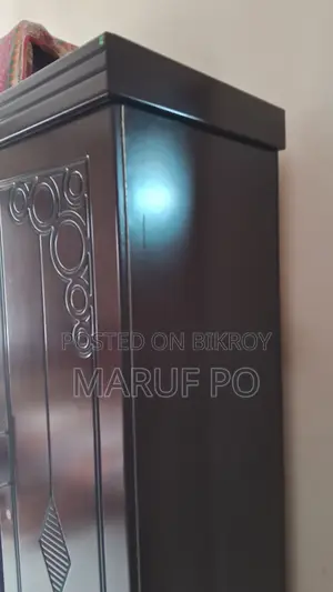 হাতিল এর ড্রেসিং টেবিল একটি তিন দরজা আলমারি।