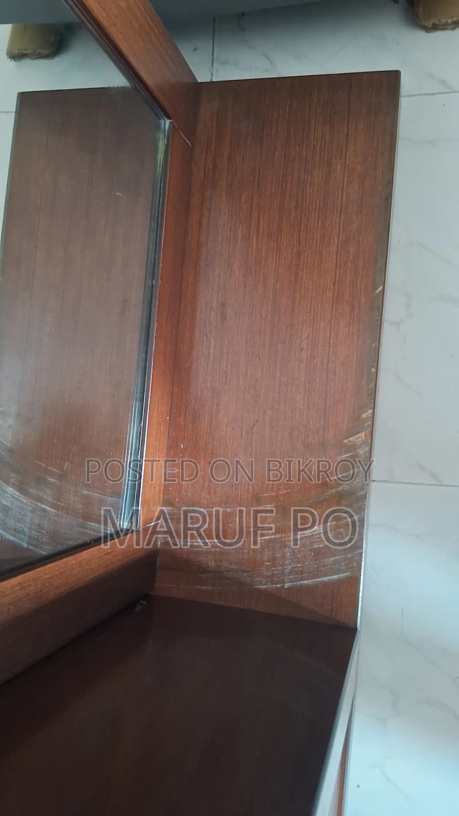 হাতিল এর ড্রেসিং টেবিল একটি তিন দরজা আলমারি।