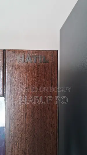 হাতিল এর ড্রেসিং টেবিল একটি তিন দরজা আলমারি।
