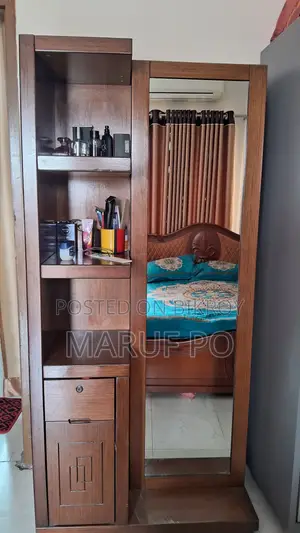 হাতিল এর ড্রেসিং টেবিল একটি তিন দরজা আলমারি।