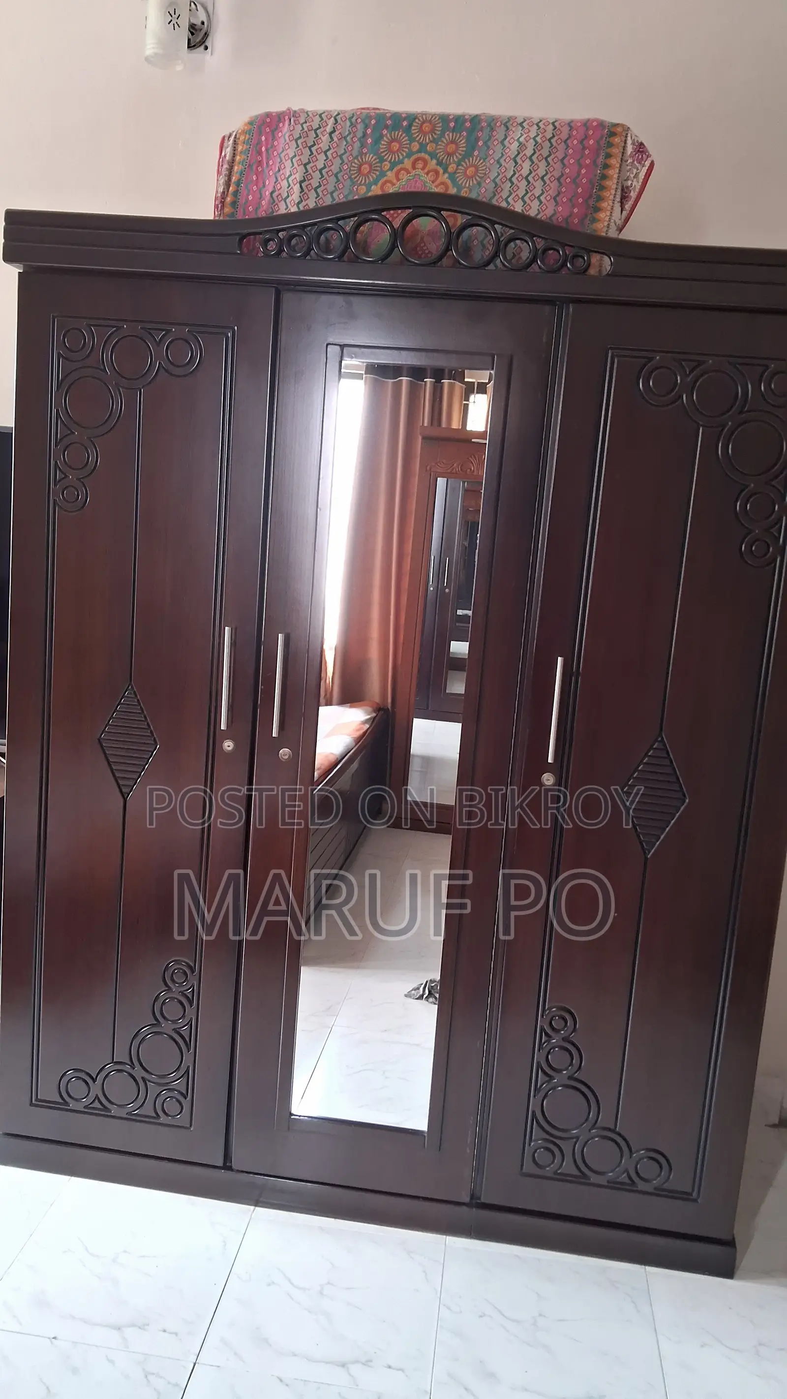 হাতিল এর ড্রেসিং টেবিল একটি তিন দরজা আলমারি।