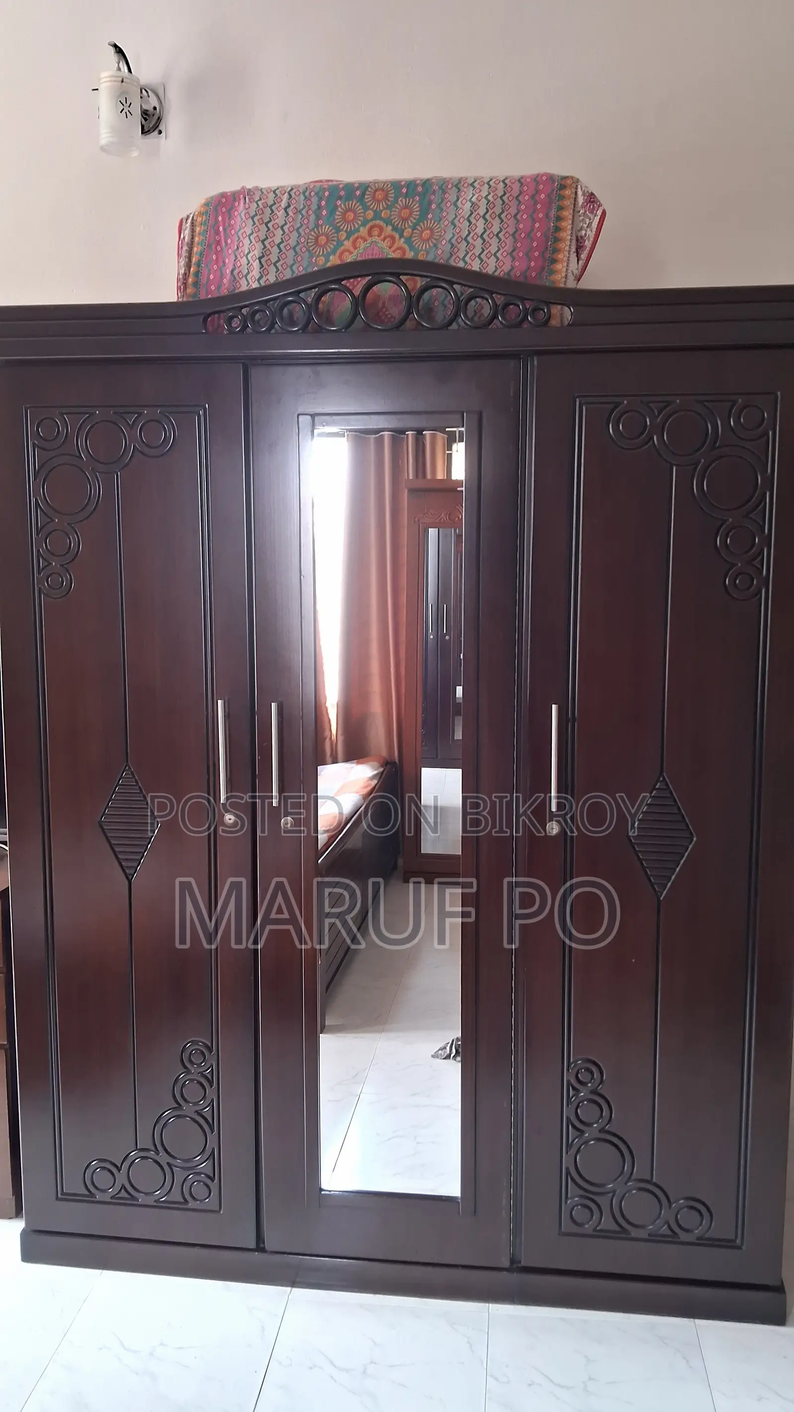 হাতিল এর ড্রেসিং টেবিল একটি তিন দরজা আলমারি।