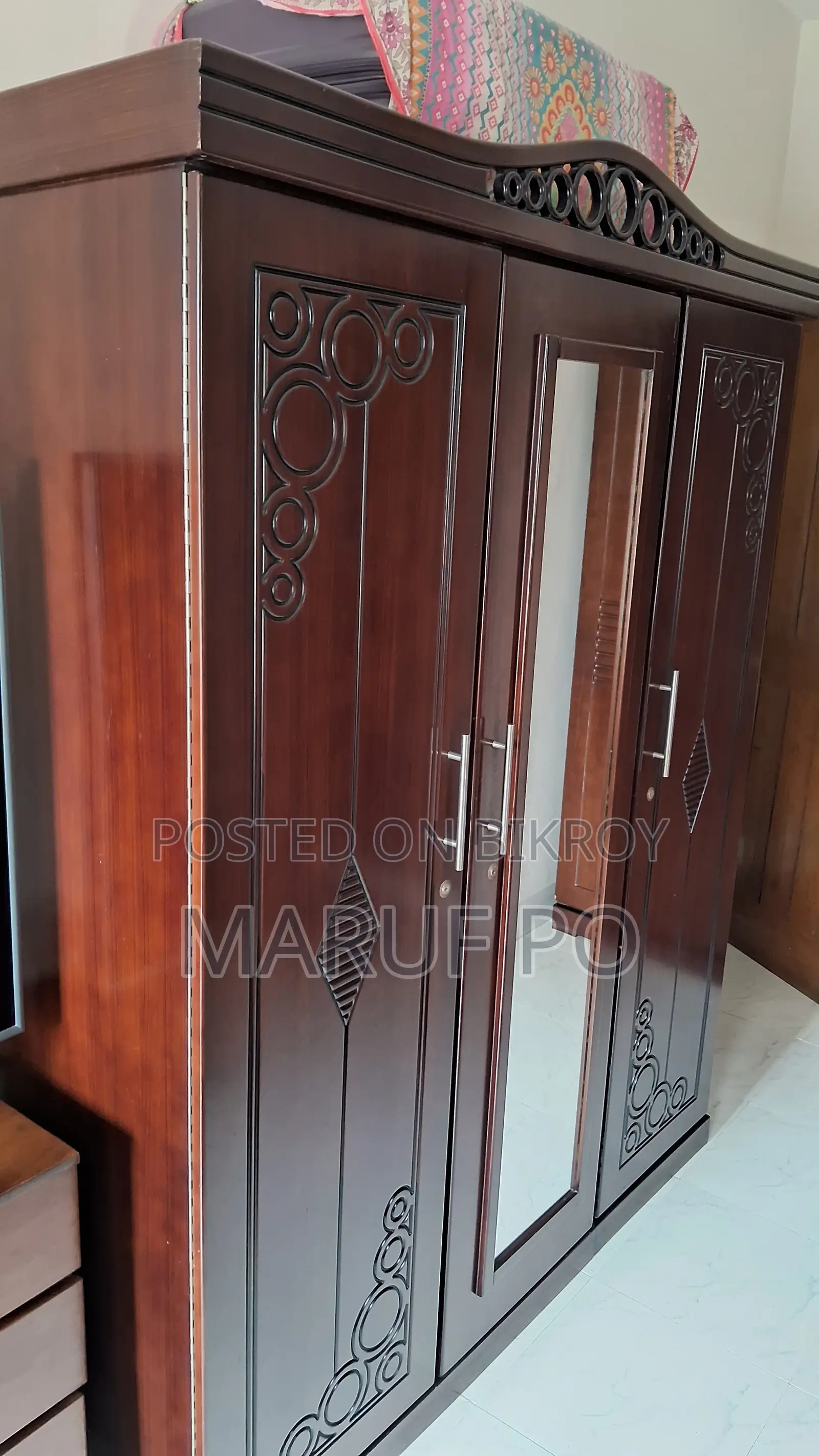 হাতিল এর ড্রেসিং টেবিল একটি তিন দরজা আলমারি।