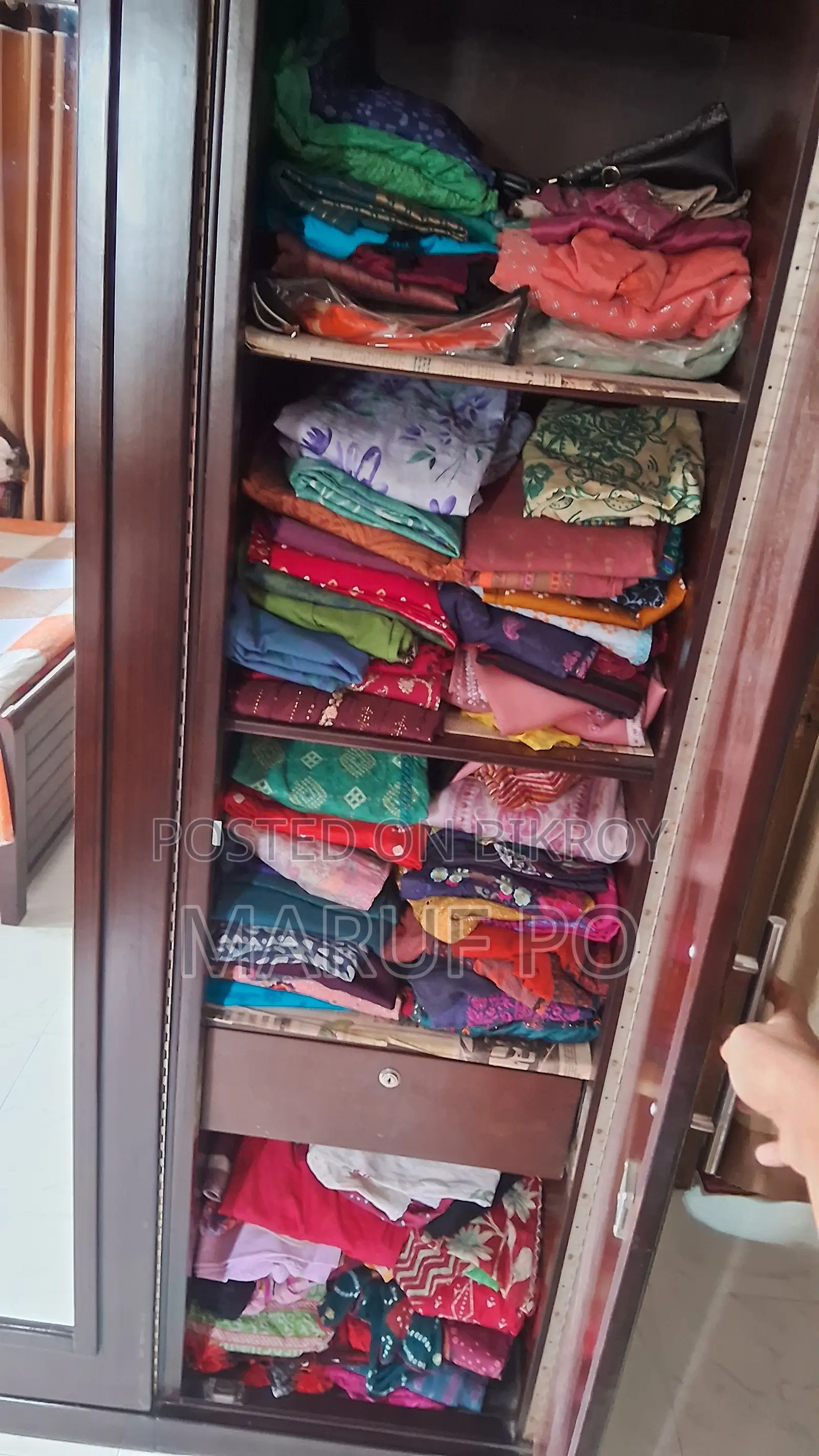হাতিল এর ড্রেসিং টেবিল একটি তিন দরজা আলমারি।