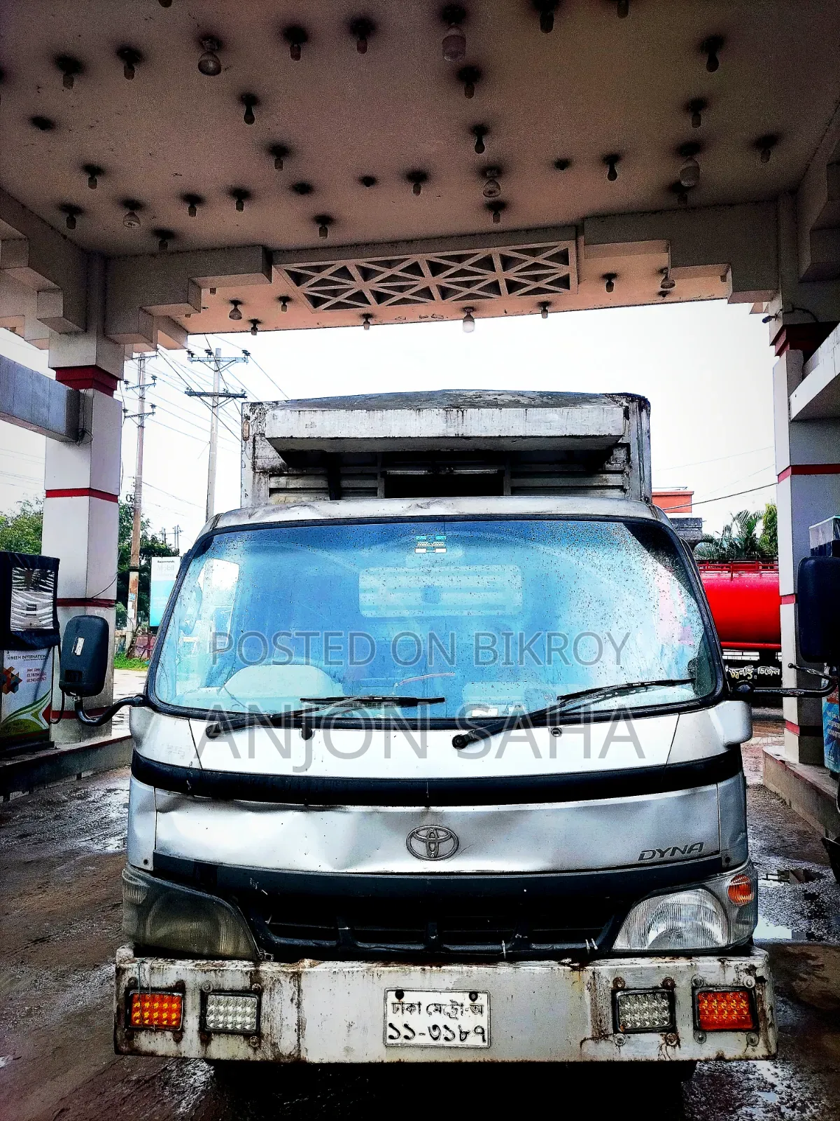 Covered van for carrying one-day-old chicks for urgent sale