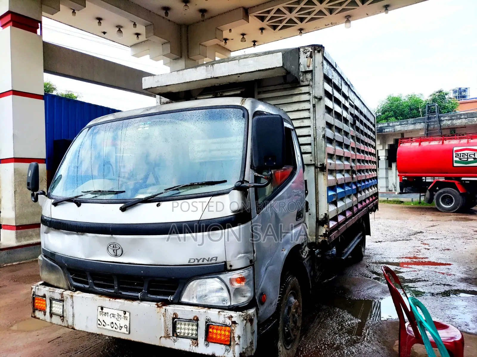 Covered van for carrying one-day-old chicks for urgent sale