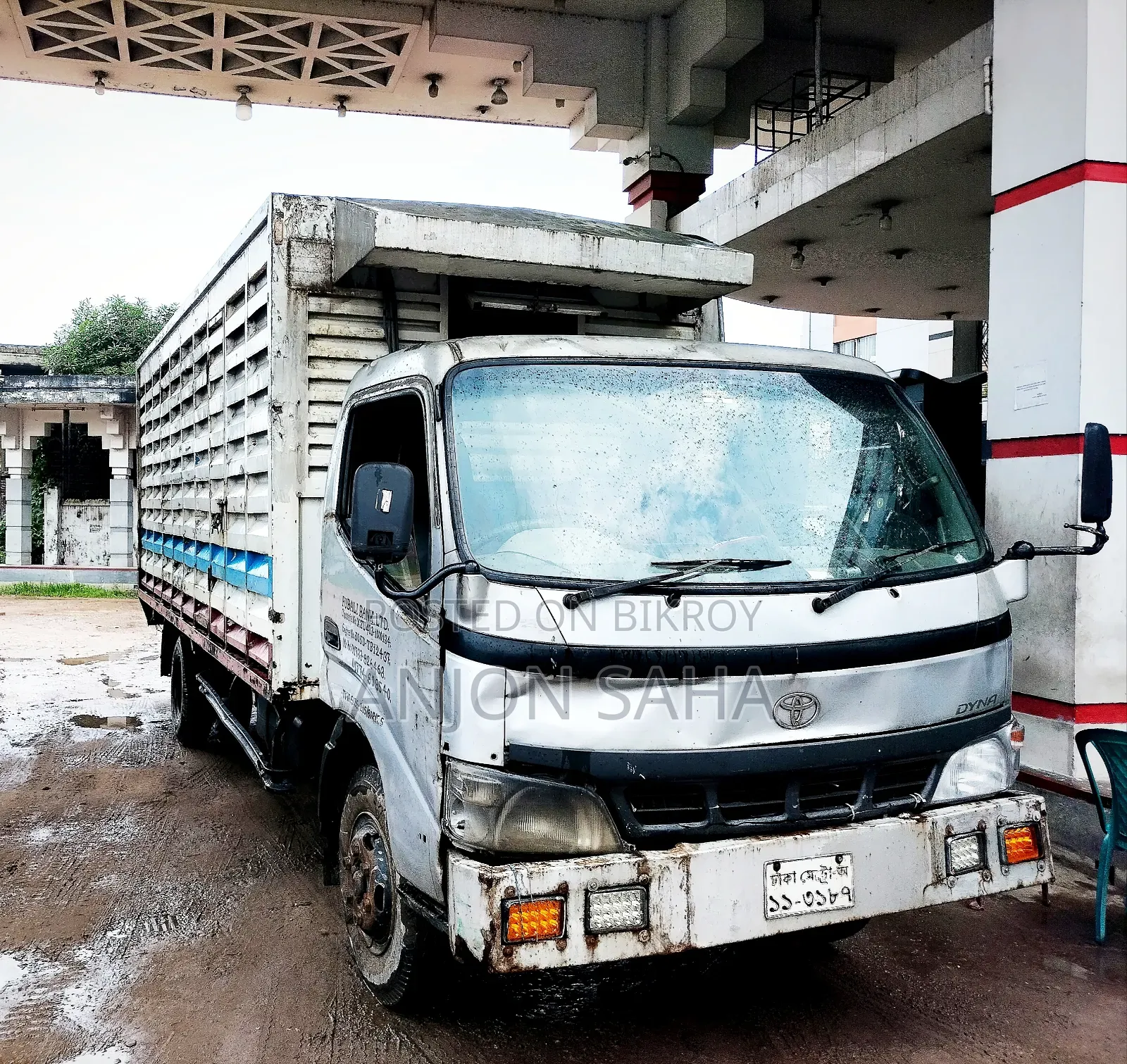 Covered van for carrying one-day-old chicks for urgent sale