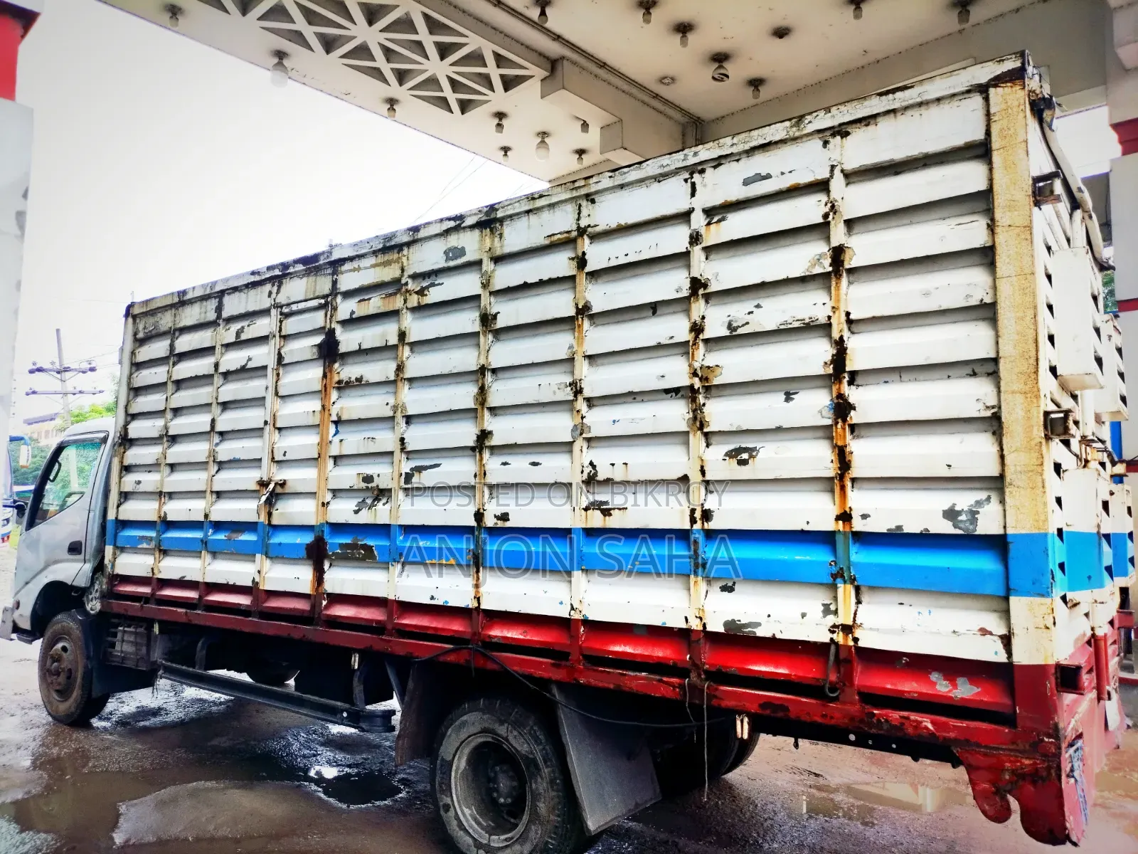 Covered van for carrying one-day-old chicks for urgent sale