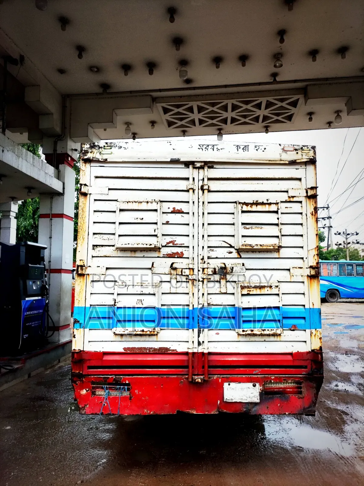 Covered van for carrying one-day-old chicks for urgent sale
