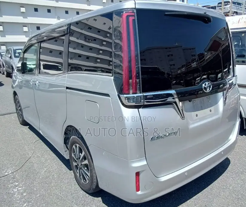 Toyota Esquire 2.0 FWD (8 seater) 2021 Silver