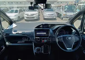 Toyota Esquire 2.0 FWD (8 seater) 2021 Silver