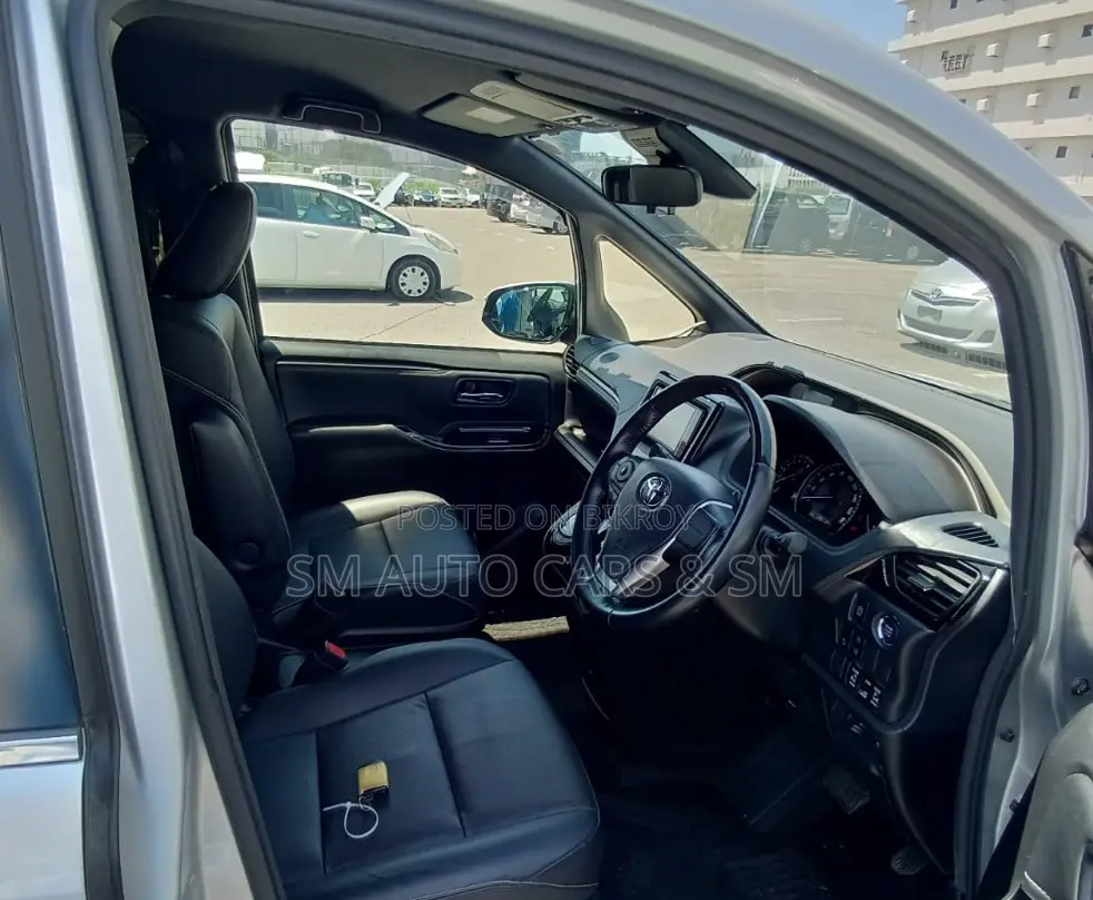 Toyota Esquire 2.0 FWD (8 seater) 2021 Silver