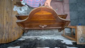 একটি মেহগনি কাঠের খাট বিক্রয় করা হবে।।