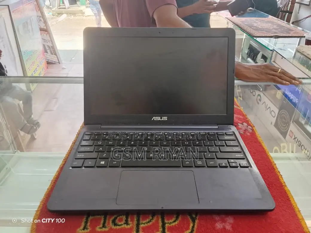 Laptop Asus E203MA 4GB Intel Celeron HDD+SSD 500GB