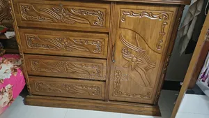 একটা ওয়ারড্রব, একটা ড্রেসিং টেবিল