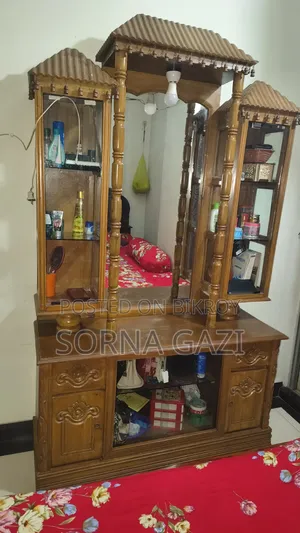 একটা ওয়ারড্রব, একটা ড্রেসিং টেবিল