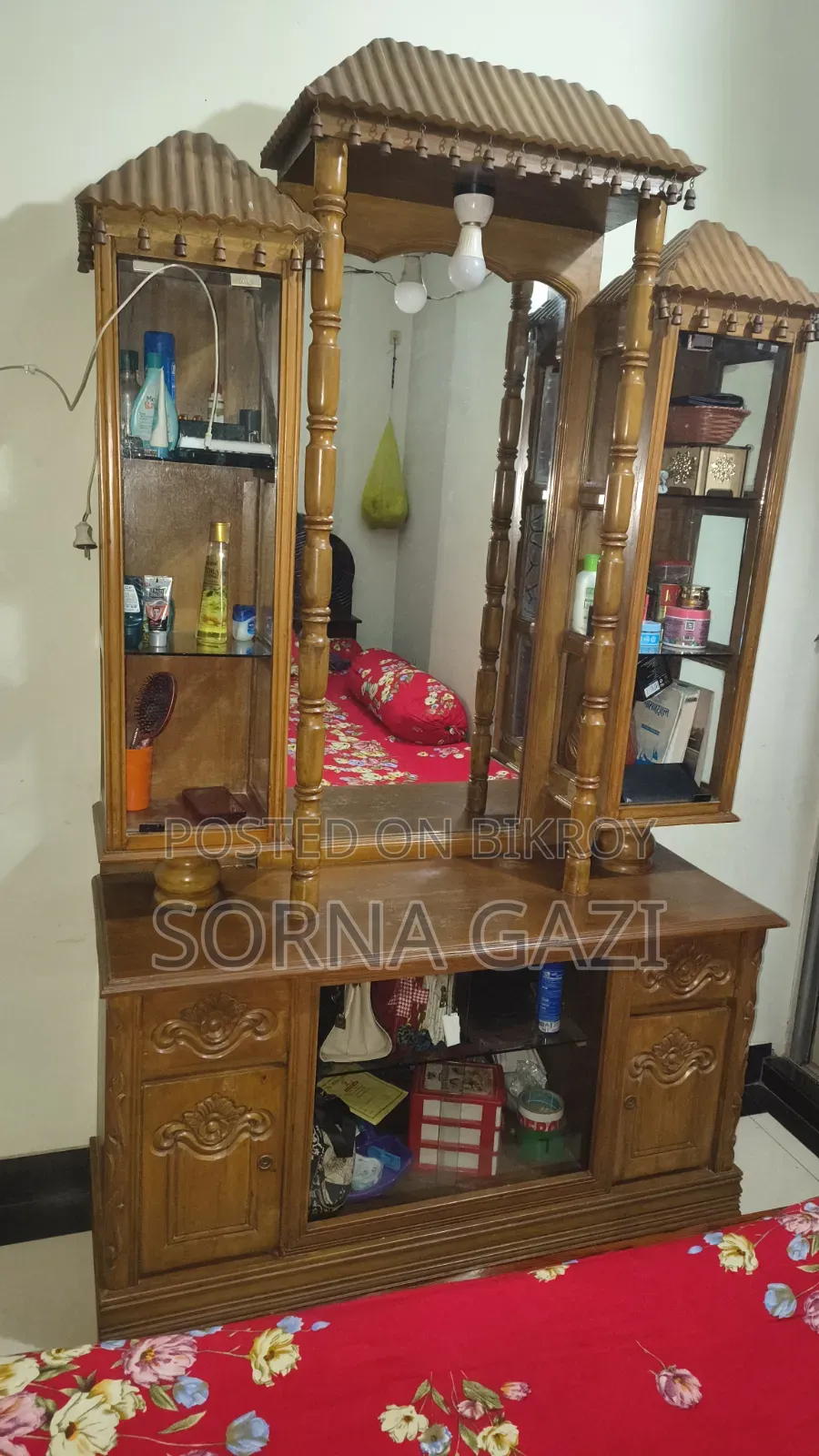 একটা ওয়ারড্রব, একটা ড্রেসিং টেবিল